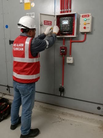 Teknisi fire alarm maintenance panel control di gedung Cikarang
